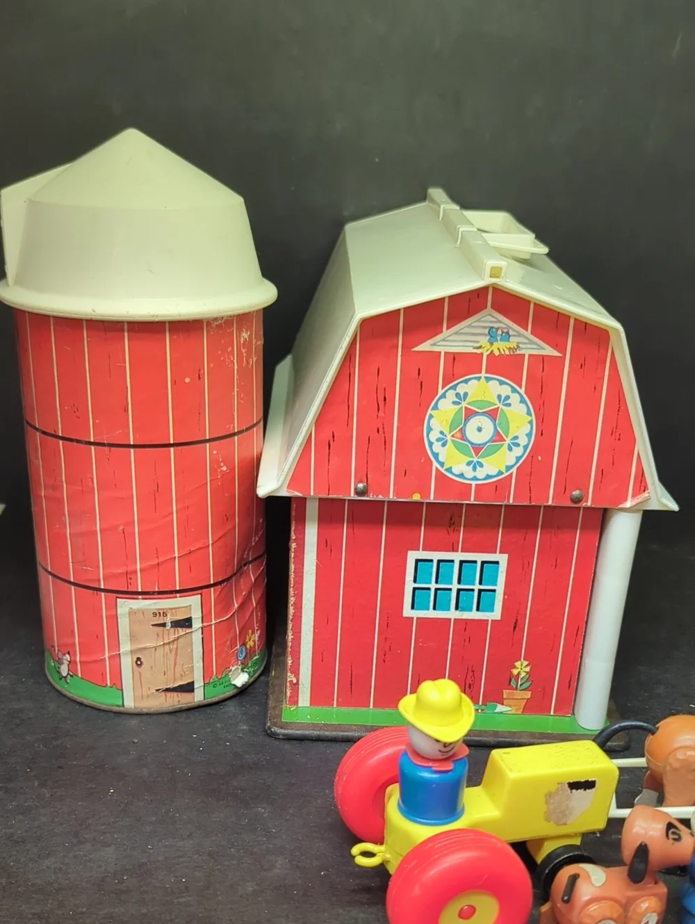 #30)Vintage Fisher Price Play Family Farm 915 Little People Barn & silo